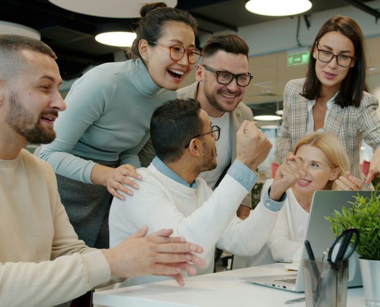 Image de collaborateurs motivés