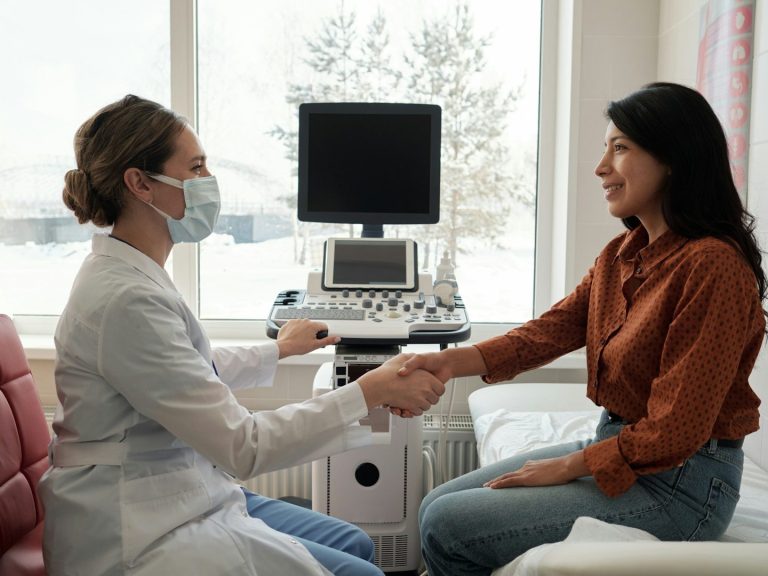 Image d'un médecin et son patient