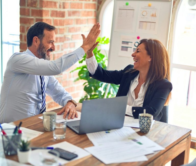 Image de collaborateurs heureux